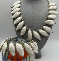 Vintage Barclay Thermoset Ribbed Leaves Necklace with Bracelet Set
