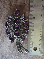 Beautiful Vintage Pot Metal Glass Rhinestone Leaf Type Brooch