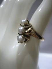 VINTAGE 10K YELLOW GOLD THREE PEARL RING SIZE 3.5