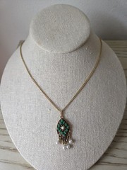 SARAH COVENTRY – VINTAGE FAUX GREEN JADE PEARL NECKLACE