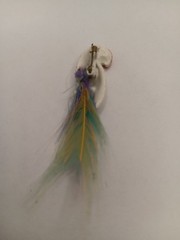VINTAGE METAL PAINTED REAL FEATHER PARROT BROOCH 2.5 INCH