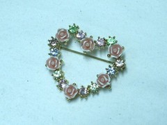 …JJJ signed AVON…Gold Tone,Rhinestones,Lucite Flowers Heart Brooch…