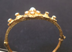 Exceptional Victorian 14 KT solid yellow gold and opal hinged bangle bracelet