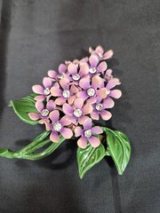 VTG ENAMEL GLASS PINK VIOLETS HYDRANGEA LILACS FLOWER BOUQUET CLUSTER BROOCH