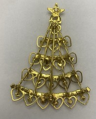 VTG Delicate Gold Tone Christmas Tree Brooch Pin SO MANY Hearts & Faux Gemstones