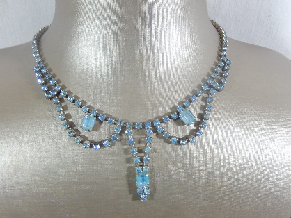 VTG SKY BLUE ALL PRONG SET EMERALD & ROUND RHINESTONE FESTOON NECKLACE