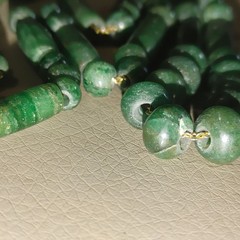 Green Jade Beaded Necklace Vintage Barrel Round Beads Gold Tone Clasp 17 Inches