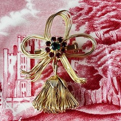 Vtg 1980s Christmas Bow W/ Bell – Gold Tone – Red & Green Rhinestones – 1”x2.5”