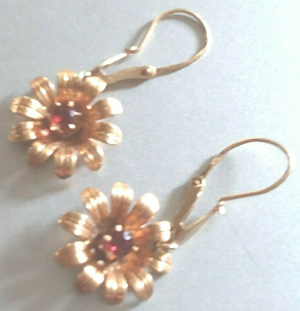 Gorgeous vintage 10 k yellow gold and red tourmaline earrings
