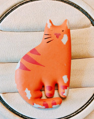 Vintage Ceramic Hallmark Orange Tiger Cat Brooch (172 – 2536)