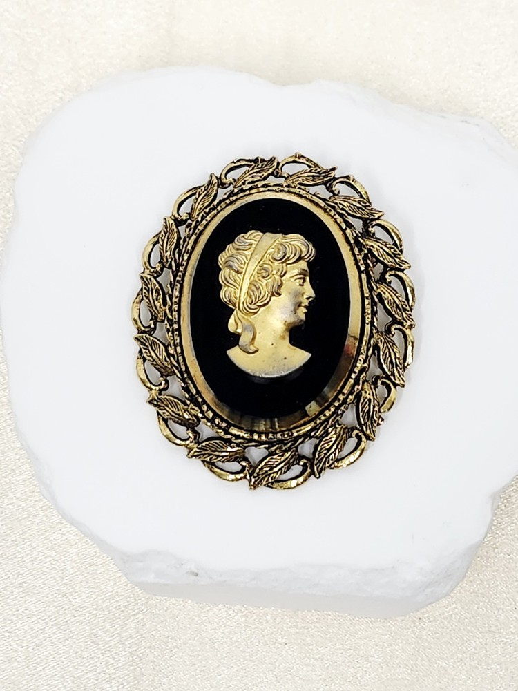 Vintage Victorian Gold Tone Black Glass Cameo Brooch