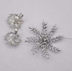 Sarah Coventry Jewelry Set. Clip On Earrings & Brooch Silver tone Rhinestones
