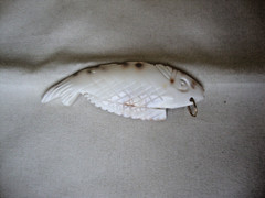 VINTAGE 1970-80s HANDMADE CARVED NATURAL SEASHELL FISH PENDANT