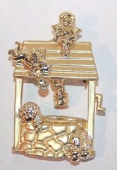 Brooch Pin – Signed AJC – Wishing Well – Angels – Cherubs – Dangle – Gold Tone