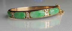 18K YELLOW GOLD JADEITE JADE & DIAMOND OVAL HINGED BANGLE BRACELET SIZE 6”