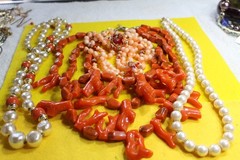 1960’s vintage jewelry lot lucite coral,faux pearls,rhinestone jewelry lot wow