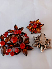 “JUDY LEE” VINTAGE BROOCH + CLIP EARRINGS IN BROWN/ORANGE/GOLD RHINESTONES