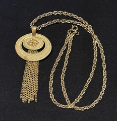 Vintage 1973 Avon Ovalesque Pendant Necklace. Gold Tone.