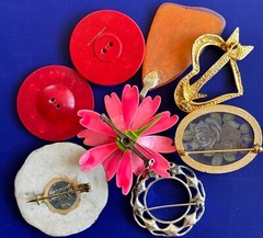 30PC VTG FLOWER PIN craft LOT,Mixed Media FLORAL ART,repurpose,HOLIDAY CRAFTS