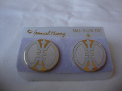 VINTAGE 1970s SAMUEL HUANG DESIGNER CLOISONNE ‘SHOU’ BEIGE & GRAY STUD EARRINGS