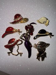 Vintage Red Hat – 7 Brooches And 2 Pairs Of Earrings