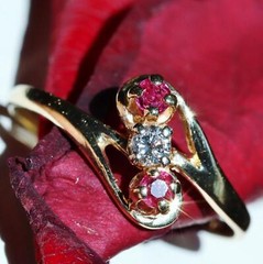 14k yellow gold 3-stone sz 6.25 ring 0.15ct natural diamond, treated ruby 1.3g