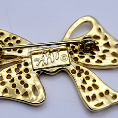 AAI Filigree Bow Jewelry Gold Tone Ribbon Pin Vintage 1990s Brooch Signed