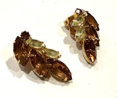 VINTAGE AMBER BROWN YELLOW NAVETTE RHINESTONE MAPLE LEAF 1.25″ Clip On Earrings