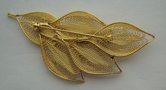Vintage Gold Filigree Leaf Brooch Pin Intricate Openwork 5-Leaf Design