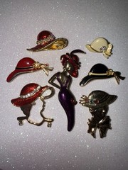 Vintage Red Hat – 7 Brooches And 2 Pairs Of Earrings