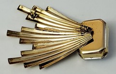 Vintage Goldtone & Clear Faceted Clear Plastic Stone Brooch Pin Gold Tone