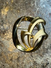Vintage 1980’s Spiral Gold Tone Matte & Shiny TONA Brooch Pin Jewelry S7