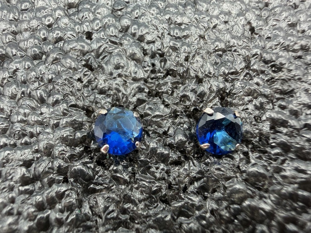 0.68g Vintage Sterling Silver 925 Earrings Deep Blue Faceted Sparkling Design M