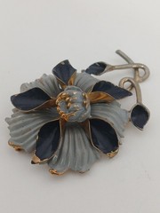 1930s 3.5 in gold tone 3D gray black enamel Flower design fur/dress clip