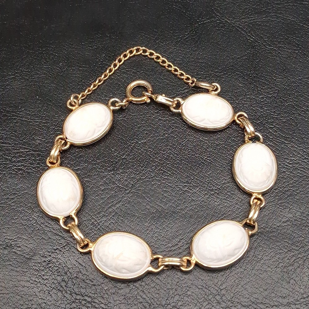 Vintage Egyptian Revival Carved Milkglass Scarab Link Bracelet Gold Tone. 18.334