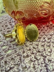 1975 Avon French Flowers Locket Ring • Goldtone • Hinged Poison Ring • Size 5