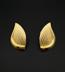 Vintage Trifari Gold Tone Leaf Earrings Ribbed Textured 1980s Signed Pair