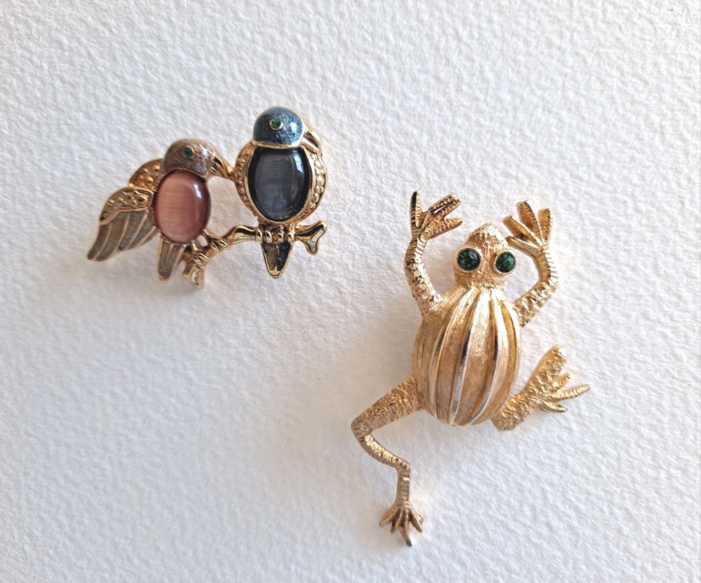 2 Vtg Pin Brooch, (1) Perched Jelly Belly Birds, (1) Frog, 1950s, Goldplated