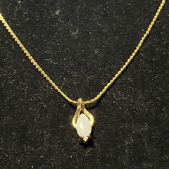 Vintage Merlite Delicate Gold Tone Faux Fire Opal Pendant Necklace 18”