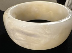 Beige Creamy Swirls Lucite Bangle Bracelet Vintage Layerable
