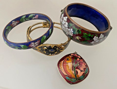 LOT 3 VINTAGE CHINESE CLOISONNE ENAMEL BANGLES, BRACELETS & 1 PENDANT