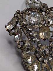1930’s Eisenberg Original Large 2.75″ wide Sliver Tone Clear Rhinestone Fur Clip