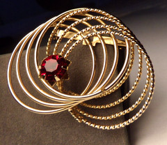 VTG 1950’S GOLD TONE OPEN 8 RING SPIROGRAPH RED CRYSTAL RHINESTONE PIN BROOCH 2″