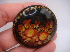 VINTAGE HAND MADE IN RUSSIA LACQUERED ROUND SHAPE BROOCH ROSES ESTATE