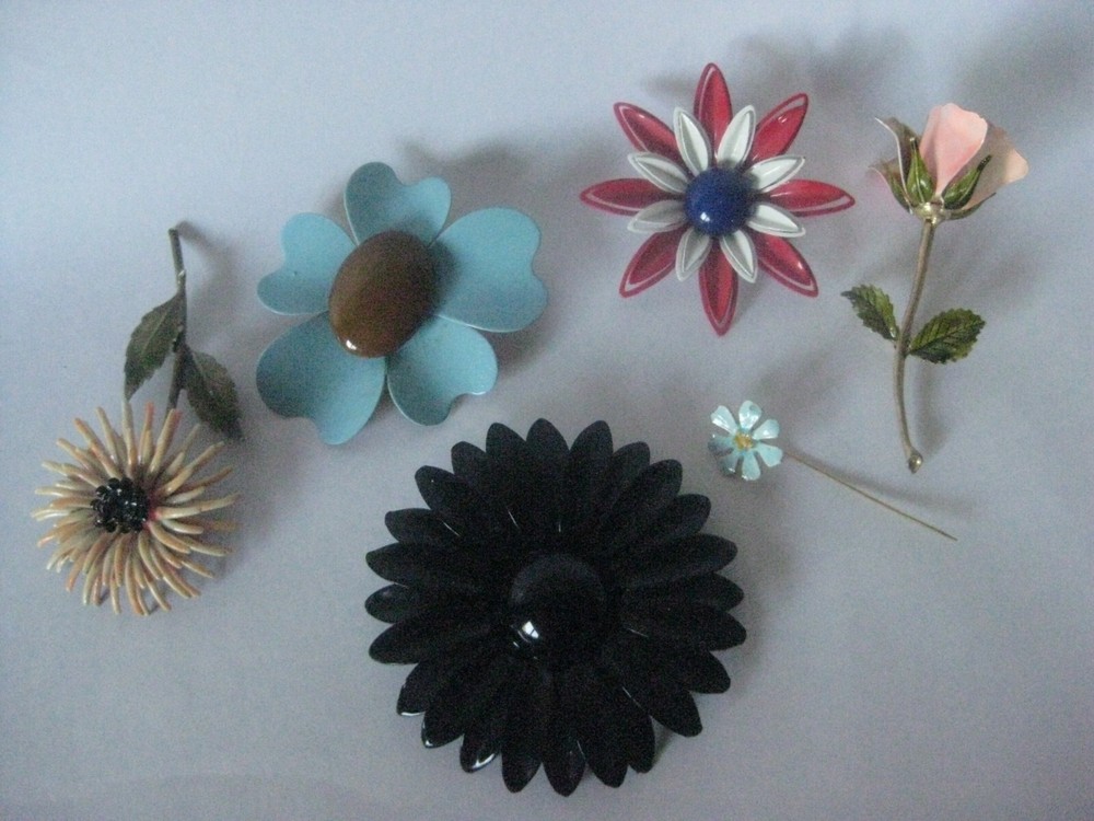 6 Vintage Flower Enamel Yellow Red Blue Pink White Green Gold Silver Daisy Lot