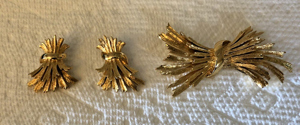 Vintage Signed Monet Gold Brooch & Earring Set Clip On Excellent Condition