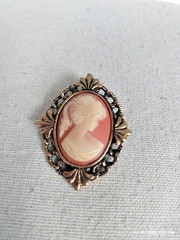 Vintage Peri-Oval Cameo Brooch/Pendant in a Gold Tone Ornate Frame