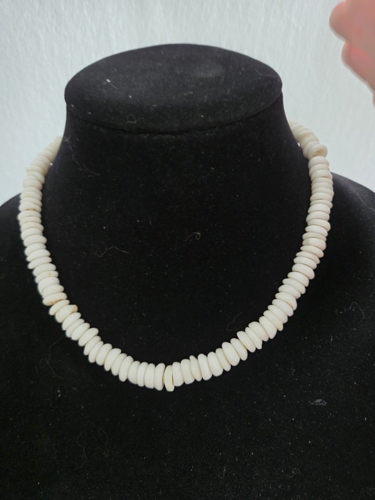 Vintage Genuine Puka Shell Necklace 19″ graduated size 8-10mm shells 83 grams
