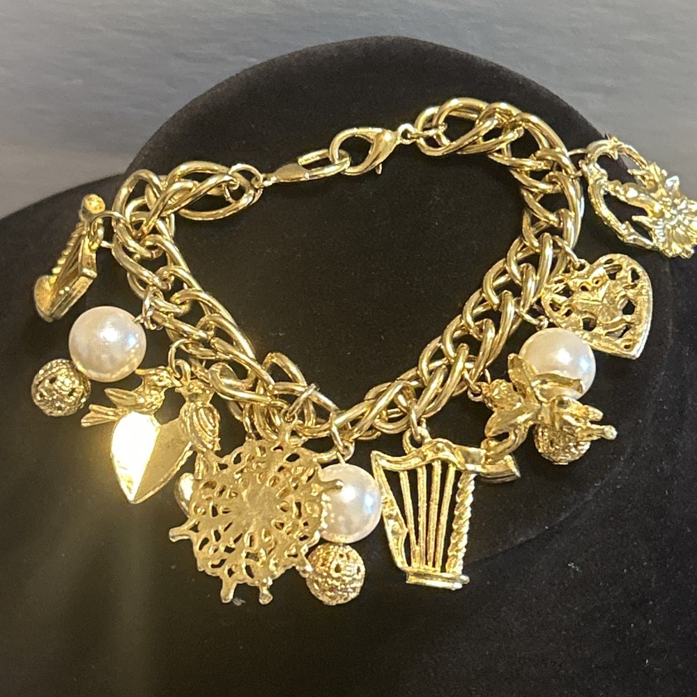 Vintage Style Gold tone Charm Bracelet Unmarked Size 7” Filigree Charms