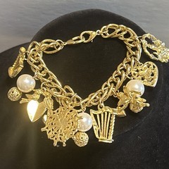 Vintage Style Gold tone Charm Bracelet Unmarked Size 7” Filigree Charms